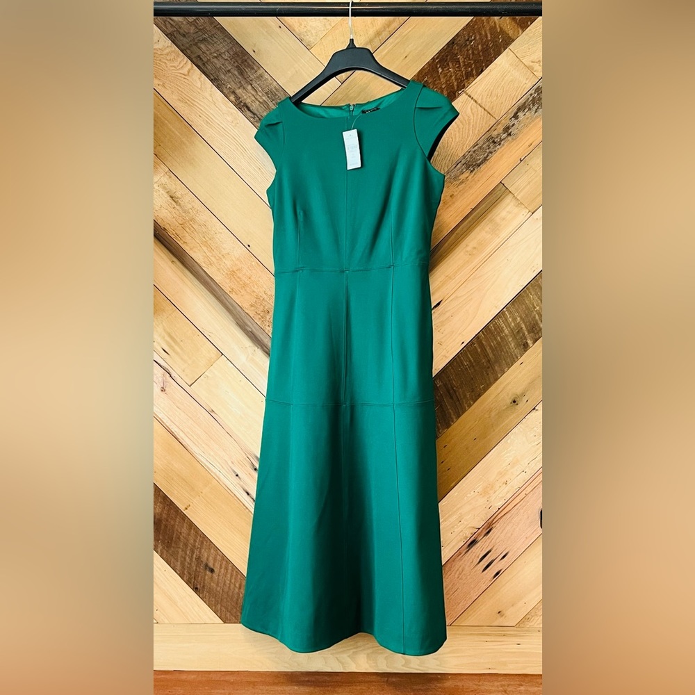 ***Sale***🎉🎉PETITE SEAMED FLARE DRESS IN FOREST LEAVES ***NWT***
